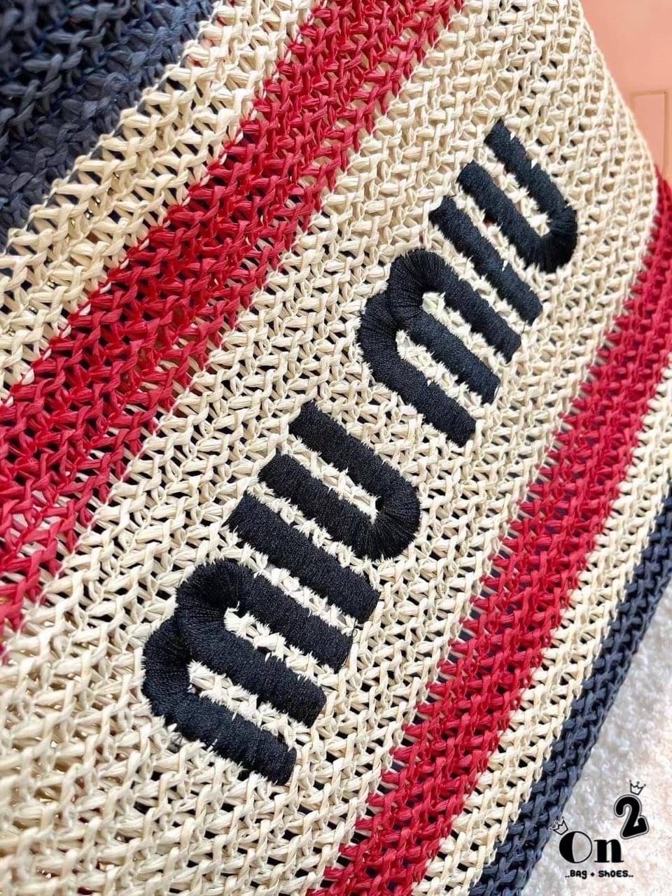 Miu Miu Women's Natural Colorblock Shopping Bag In Knit Fabric Onesize กระเป๋าทรงชอปปิ้งมาใหม่ งานถักสวยเป๊ะมากค่ะ ไซส์ใหญ่ใส่ของได้ครบจบที่ใบเดียว สาวๆนักช็อปห้ามพลาดนะ