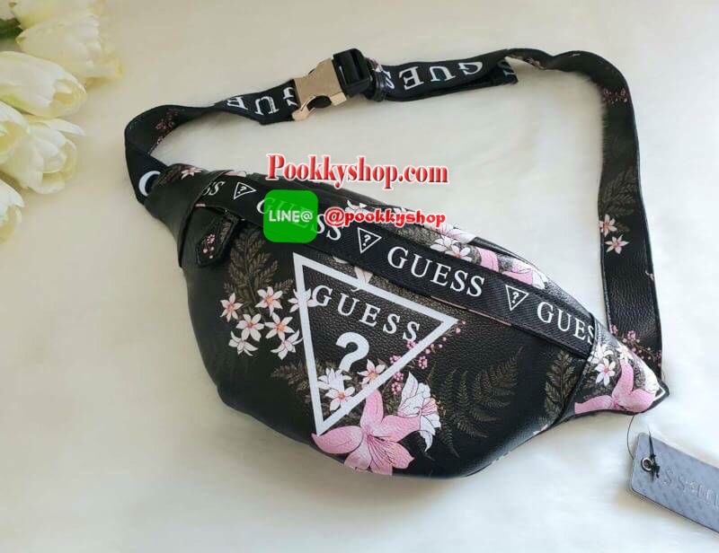 GUESS GESABEL GYM FANNY PACK กระเป๋าหนังคาดเอว/อก ด้านหน้าปั๊มโลโก้แบรนด์ทรงสามเหลี่ยม ตัวกระเป๋าเปิดปิดด้วยซิปใช้งานง่าย มี 2 ช่องซิป มีลูกเล่นซ่อนซิปหน้าคาดปิดด้วยสายพิมพ์โลโก้ ภายในกระเป๋าโล่งกว้าง สามารถใส่มือถือได้ทุกรุ่น จุของได้เยอะ รับรองถูกใจสาวๆ