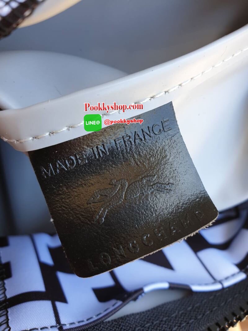 LE PLIAGE LGP TOP HANDLE BAG M รายละเอียด • วัสดุ: ผ้าใบ • อะไหล่: นิกเกิล • ตัวกระเป๋า: ผ้าใบโพลีอะไมด์เคลือบด้านใน • ตกแต่ง: หนังวัว รายละเอียดภายนอก • การปิด: ซิปและกระดุมสแน๊ป • สายสะพาย: ถอดออกได้ • ช่อง: 1 รายละเอียดภายใน • ช่องใส่ของ: 1 • จุของได้เ