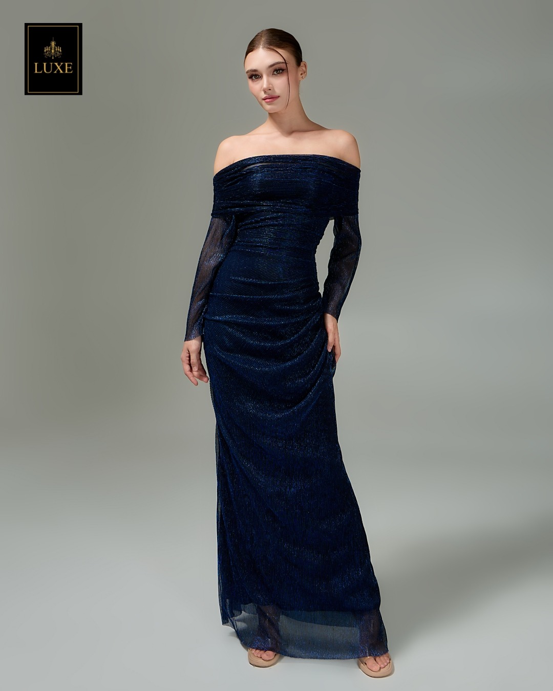 แม็กซี่เดรสเสื้อแขนยาวเปิดไหล่ กระโปรงยาว