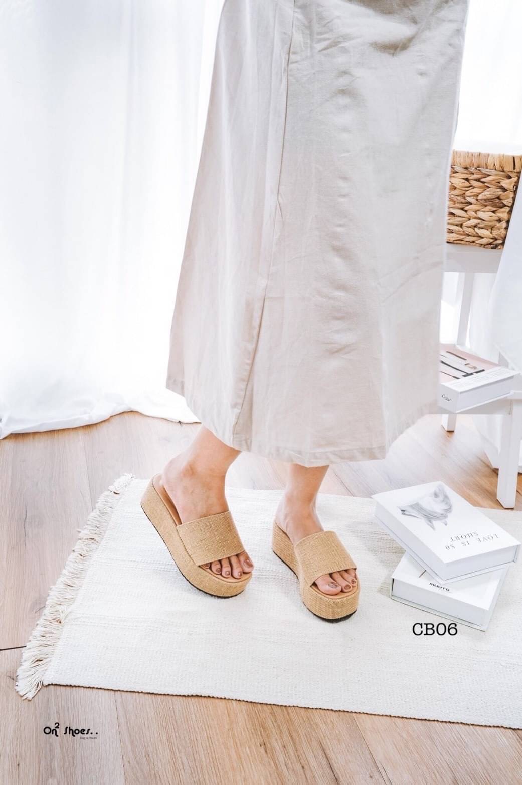 พร้อมส่ง รองเท้าทรง Tosat (โทสต์) สุดฮิต ตัวนี้ส้นและพื้นงานเกรดเทียบหลักพันได้เลยค่ะ วัสดุโฟมแข็งสำหรับทำส้นโดยเฉพาะน้ำหนักเบาใส่เดินสบาย ไม่ยุบไม่ยวบ พื้นรองอย่างดีกันลื่น ไม่สึกง่าย ตอบโจทย์สำหรับสาวๆที่ใส่เดินยืนนานๆได้ดี วัสดุตัวรองเท้าเป็นผ้าแคนวาสม