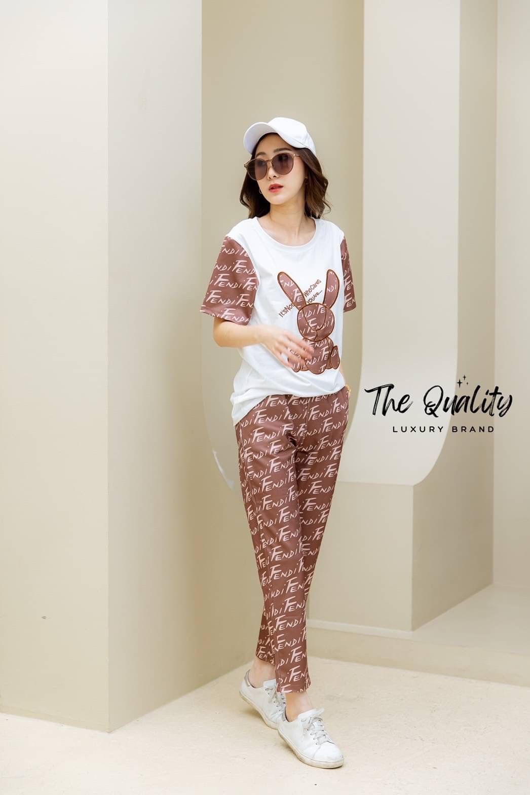 พร้อมส่ง!!! New collection Fendi งานป้ายปักโลโก้เสื้อผ้ายืดกระชับได้ผ้าดีมาก ใส่สบาย กางเกงยืดกระชับใส่เย็นผ้าดีมาก มีกระเป๋า 2 ข้างใส่สบาย รีบจัดแนะนำเลย การันตีคุณภาพดีสุด 10/10 lable Dior