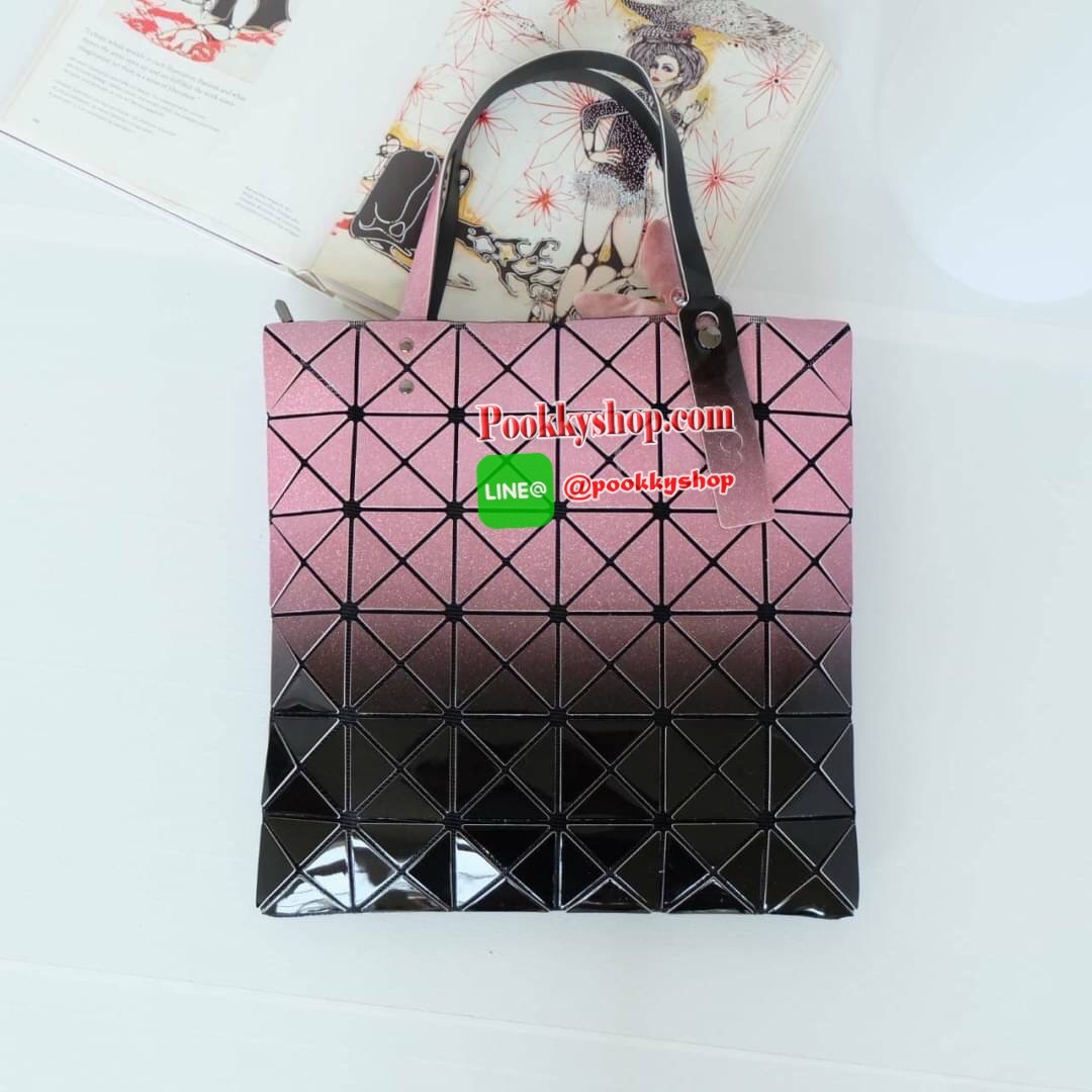 สีใหม่ ห้ามพลาดเลยค่า ทรงสุดฮิตจากแบรนด์ David Jones รุ่น Candy color ใบนี้ มาพร้อมกับน้องกระต่าย สีเข้า set กับกระเป๋าคะ กระเป๋า ทรง Tote ตัวกระเป๋าเย็บติด ด้วยแผ่นอคิลิค ตัดขอบลายวิ้งๆ สุดหรู ดีไซน์เกร๋ จุดเด่นที่ น้ำหนักเบา สามารถ ถือ หรือ สะพายไหล่ได้