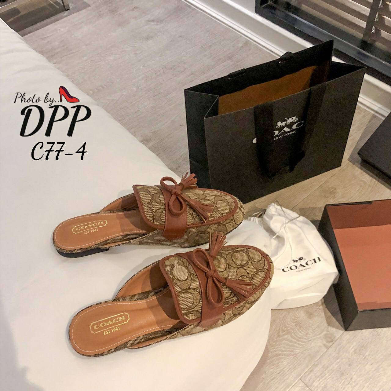 C77-4 พร้อมส่ง ตัวใหม่ hot hot ค้า รองเท้า coach ผ้าทอ ลายC งานสวย ไม่ใช่ผ้าสกรีนนะคะ งานชนช้อป ปั้มแบรนด์ collection ใหม่ปีนี้คะ (เพราะผ้าทอ จะเป็นผ้าเหมือนแท้ที่เอามาทำ กระเป๋าคะ ดีเทลผ้าสวยมาก) ที่สำคัญ