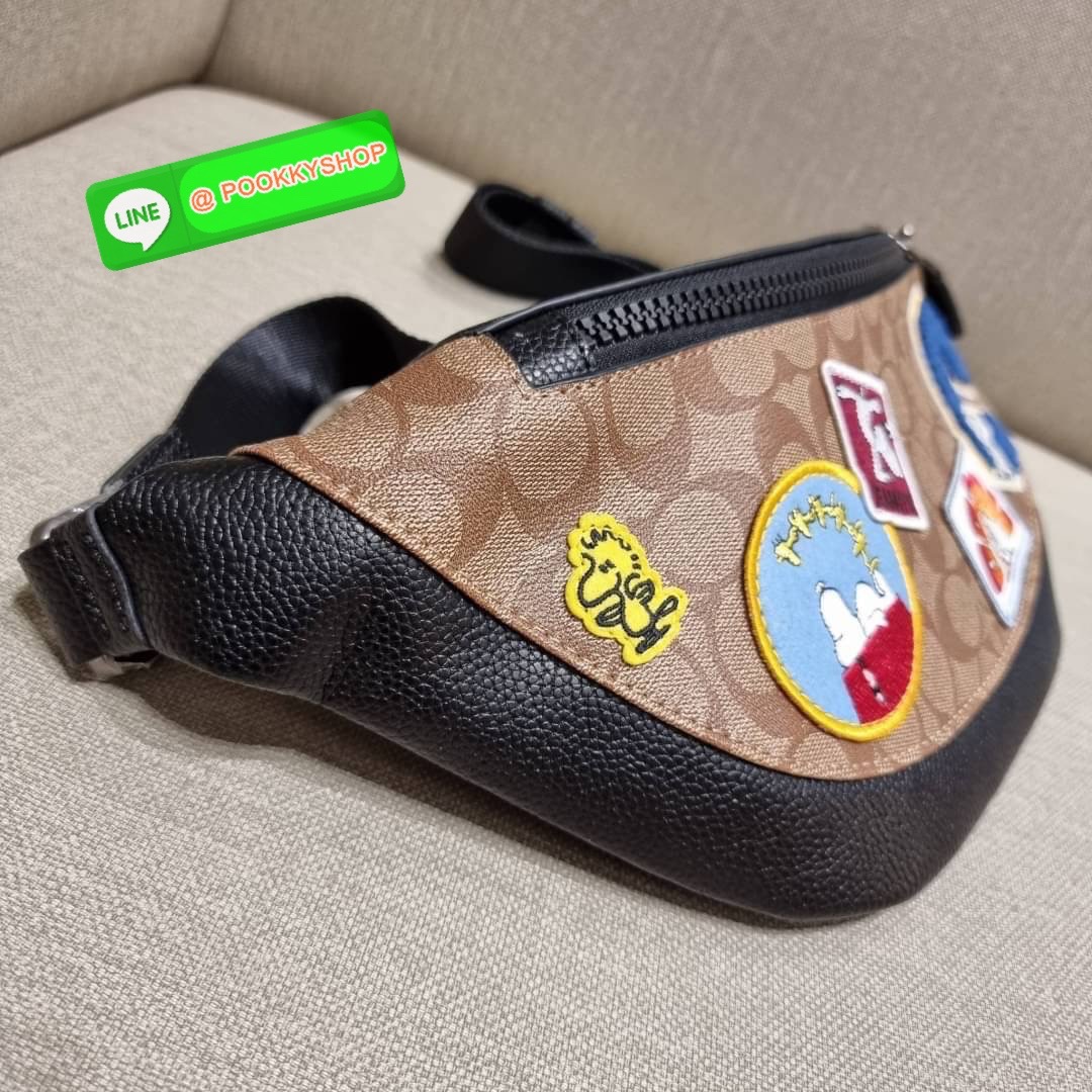 COACH C4028 COACH x PEANUTS WARREN BELT BAG IN SIGNATURE CANVAS WITH VARSITY PATCHES กระเป๋าคาดอกไซส์ใหญ่ คอลเลคชั่นยอดฮิต!! เป็นรุ่นสุดยอดของความคลาสสิค ขนาดสะพายกำลังเท่ คูลๆ ใช้งานง่าย ได้ทั้งหนุ่มๆและสาวๆ วัสดุหนังแคนวาสเคลือบลายสลับหนัง pepble น่าใช้