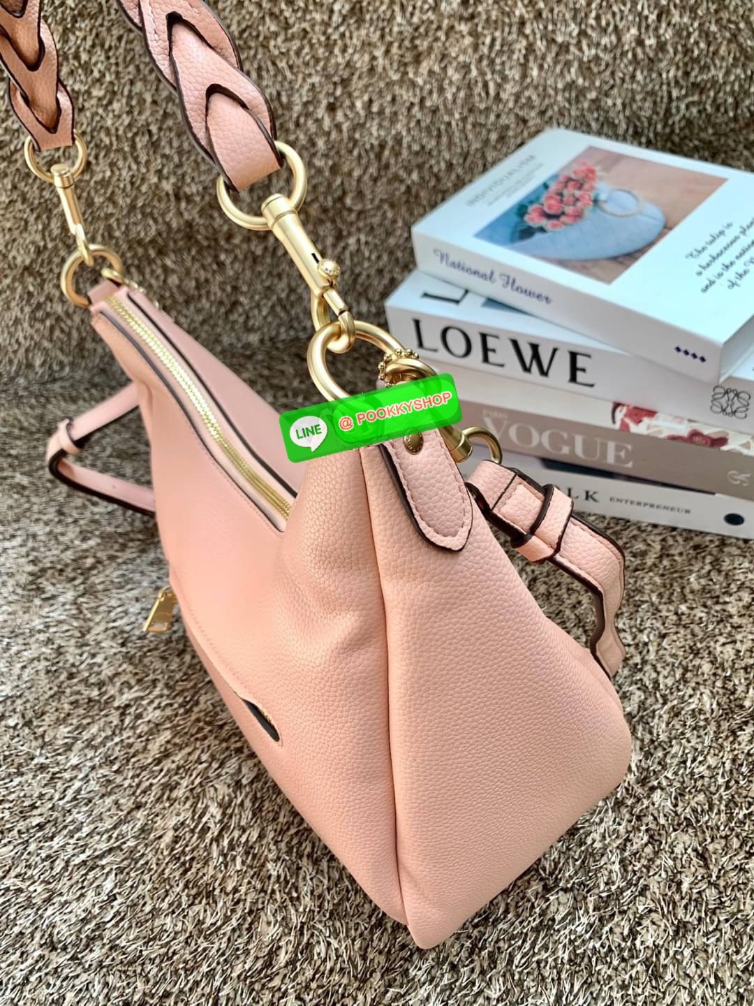 COACH JULES HOBO BAG ((C9189//9190)) 🌍พร้อมส่งที่ไทย! ต้องบอกก่อนว่าหนังรุ่นนี้อย่างดี นิ่มมากๆ สัมผัสแล้วรู้สึกละมุน กับกระเป๋าใบใหญ่ ทรงสวย เปิดปิดกระเป๋าแบบซิปมีหนังห้อยเพิ่มความเก๋ตรงหัวซิปค่ะ ภายในกระเป๋ากว้างมาก ใส่สัมภาระได้ครบครัน หายห่วงเ