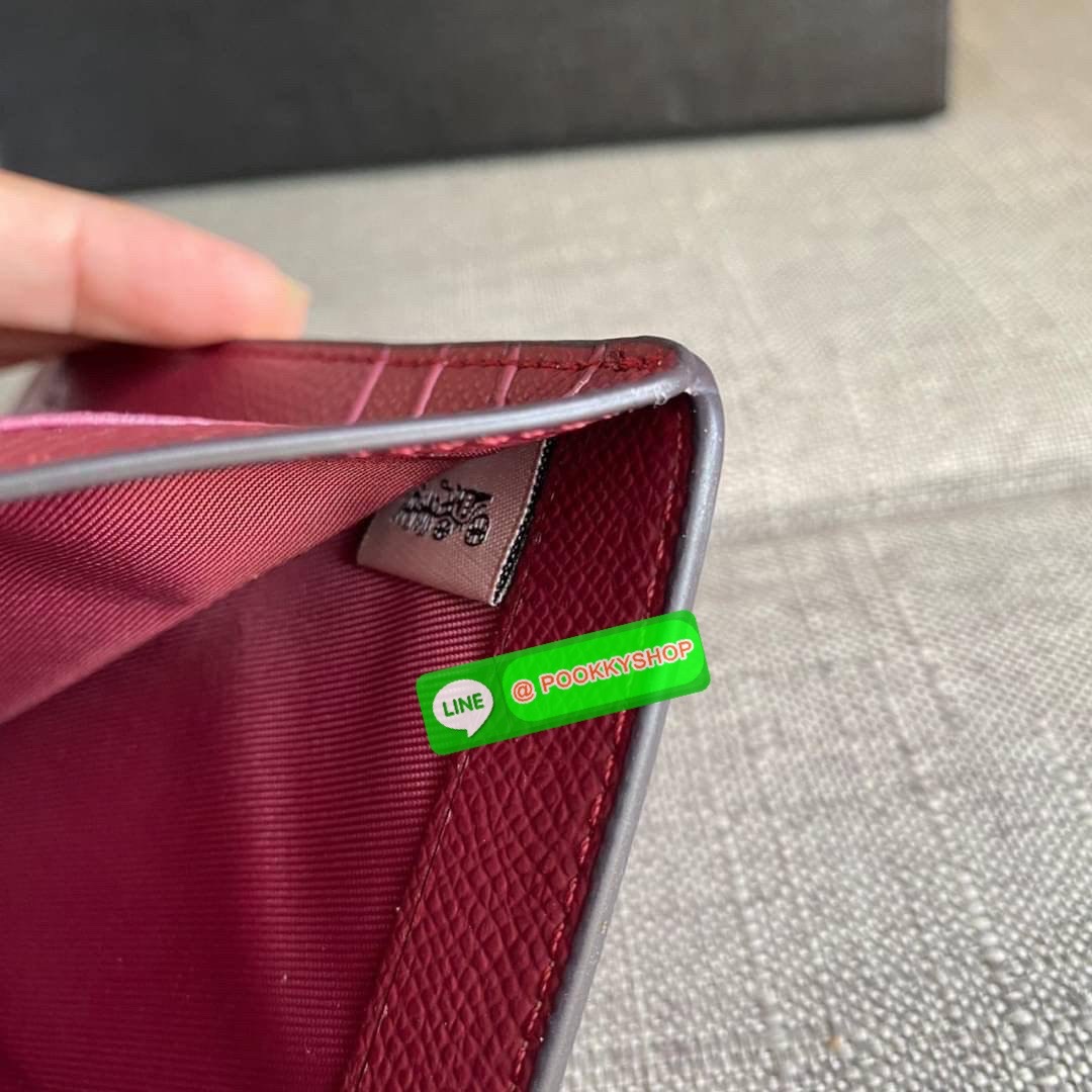 COACH 6390 MEDIUM CORNER ZIP WALLET กระเป๋าสตางค์ใบกลาง สีพื้นเรียบหรู วัสดุcrossgrain ภายในมีช่องใส่บัตรและธนบัตรได้ทุกชนิด มีช่องซิปใส่เหรียญ ขนาดกะทัดรัดพกพาง่าย คนชอบจัดระเบียบกระเป๋าสตางค์แนะนำเลยจ้า
