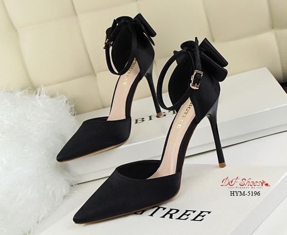 สินค้าพร้อมส่ง รองเท้าส้นสูงหัวแหลมรัดข้อนำเข้า วัสดุหนัง PU บุผ้าซาตินด้านนอก ดีไซน์โบว์ด้านหลัง เรียบหรู งานคุณภาพดีมาก งานจริงเหมือนรูป แมทง่ายกับทุกชุด ใส่ออกงานก็สวยหรูค่ะ