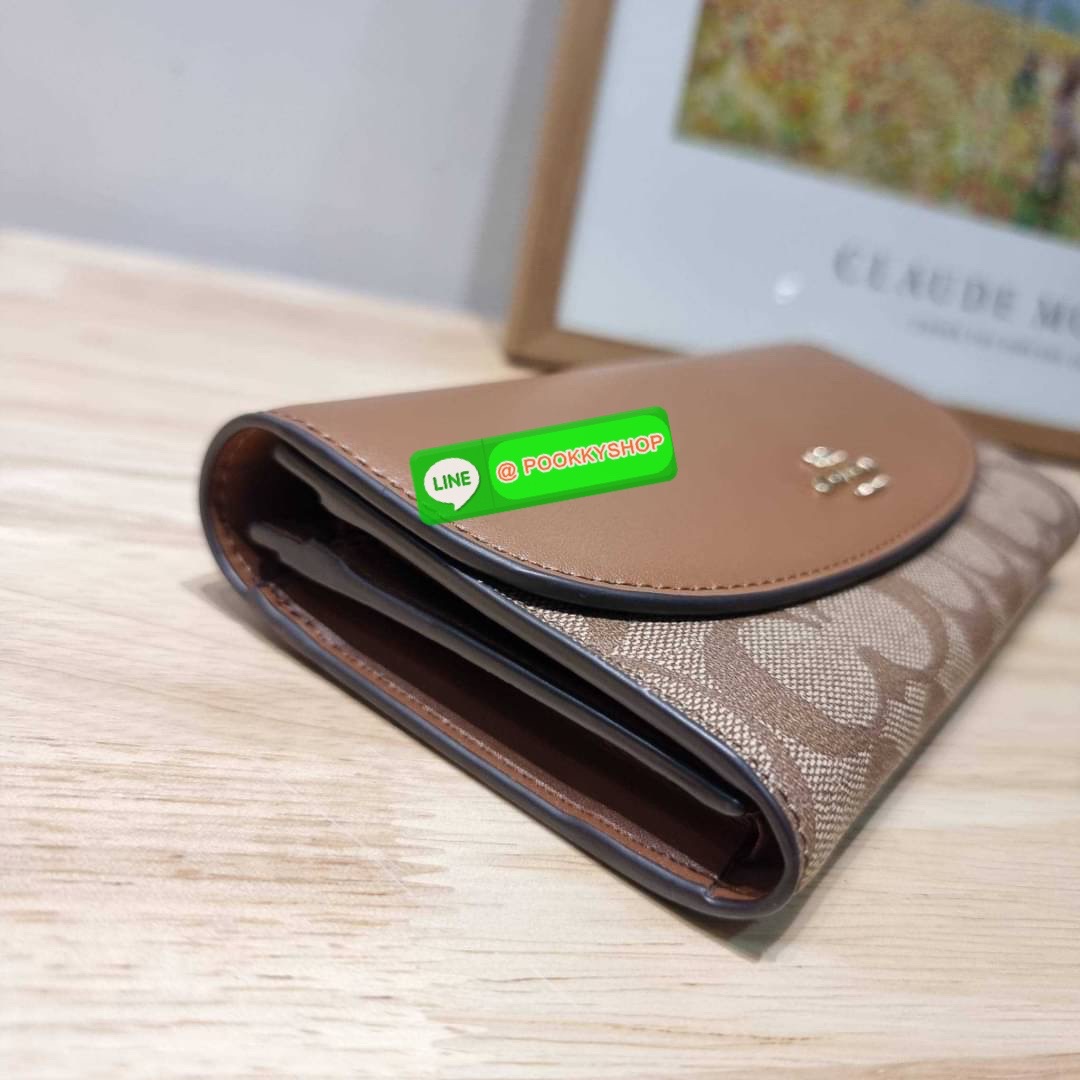 COACH F54022 SLIM ENVELOPE WALLET IN SIGNATURE กลับมาแล้วจ้า!! กระเป๋าสตางค์รุ่นขายดี 🔥 ทรงจดหมายรุ่นฝาพับ สวยคุณหนู หรูเกินราคา วัสดุหนังแคนวาสเคลือบลาย ภายในใส่มือถือได้ ใส่บัตรได้ มีช่องซิปแยกแบ่งเป็นสัดส่วน รุ่นนี้ใช้ยังไงก็ไม่มีเบื่อ สวยคลาสส