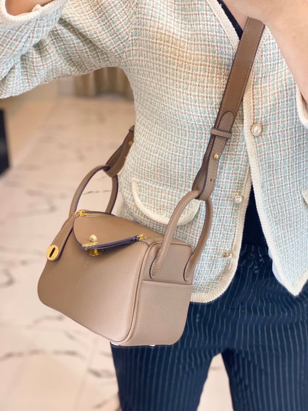 กลับมาเเล้วค่า Lindy 20cm หนัง PU premium ที่ลูกค้าถามกันมาเยอะมากกก รอบนี้หนังสวยมากๆๆ สายสะพายแบบเรียบหรู มีห่วงรัดสายสองข้าง มี 2 สายนะคะ มีซิลิโคนปิดลูกบิดกันรอย งานเนี้ยบสุด ยิ่งใช้ยิ่งนิ่มมม กระเป๋าทรงสวยนุ่ม Flexible มากๆ จุของได้ทุกสิ่ง จะใช้ไปทำง