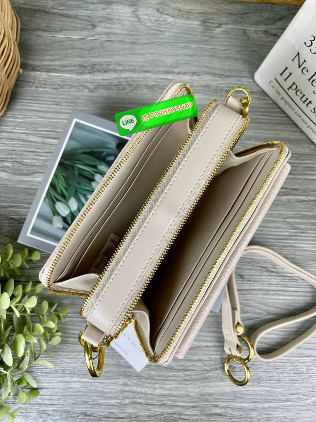 Charles & Keith Tweed Boxy Crossbody Bag กระเป๋าดีไซน์ทรงกล่องแต่ลายผ้าทวิต(สีชมพู,ดำ) ใส่ iPhone 12 Pro Max ได้ ใช้เป็นกระเป๋าเงินและกระเป๋าสะพายในใบเดียว รุ่นนี้วางอยู่ทรง สามารถใช้งานได้ 3 แบบ 1.สายโซ่ 2.สายหนัง 3.สายโซ่ต่อสายหนังสะพายแบบครอสบอดี้ สีสว