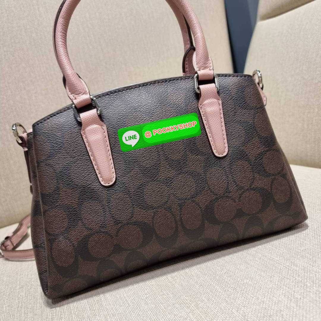 COACH F29434 MINI SAGE CARRYALL IN SIGNATURE CANVAS รุ่นยอดฮิต!! ที่สุดของกระเป๋าสะพายขายดี ต้องทรงถังมินิรุ่นนี้ วัสดุหนังแคนวาสเคลือบลาย สวย คลาสสิค มาพร้อมสายสะพายข้างและหูหิ้วในตัว ถอดออกถือคล้องแขนเก๋ๆ หรูๆยังได้ ภายในเป็นช่องโล่ง แบ่งสัดส่วนอย่างดี
