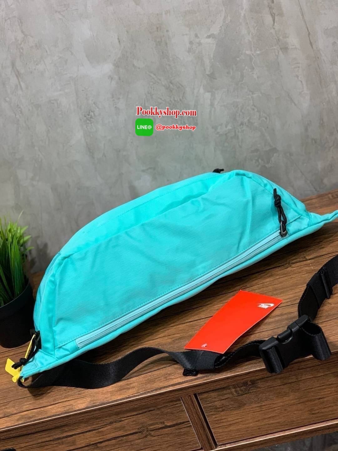 Nike Tech hip pack กระเป๋าคาดเอว Nike Tech สีใหม่..รุ่นใหม่ชนช้อป!! ให้คุณหยิบใช้อุปกรณ์กีฬาและพกพาได้อย่างง่ายดาย พร้อมโดดเด่นด้วยกระเป๋าซิป 2 จุดสำหรับเก็บสิ่งของ และสายกระเป๋าแบบปรับได้เพื่อให้แนบกับลำตัว ใช้งานได้คล่องตัว ใส่ของได้จุสมใจเลยคร้า