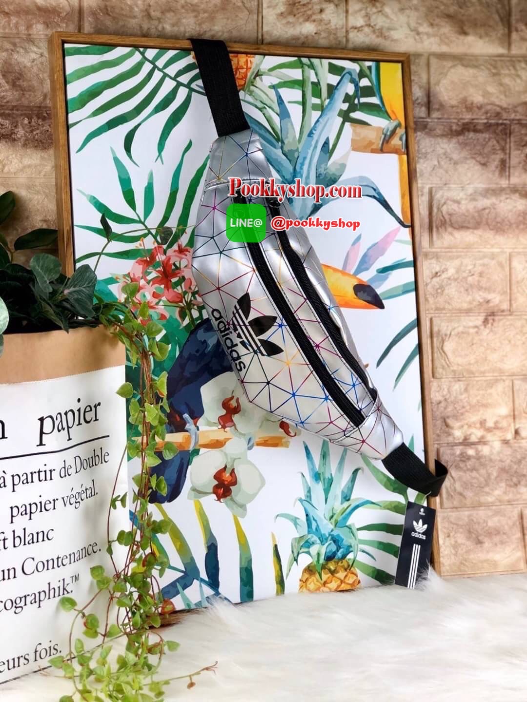 New arrival! Adidas belt bag รุ่นใหม่พร้อมส่งที่ไทยกับกระเป๋าคาดอก/คาดเอว วัสดุpuน้ำหนักเบา ที่ตัวกระเป๋าแต่งtexture สวยงาม ด้านหน้าสกรีนโลโก้แบรนด์มีช่องด้านหน้า ใส่ iPhone plus ได้รวมถึงเหรียญ/บัตรที่ใช้บ่อย และช่องใหญ่จุได้เยอะ ใส่กระเป๋าเงินใบยาวได้ ร