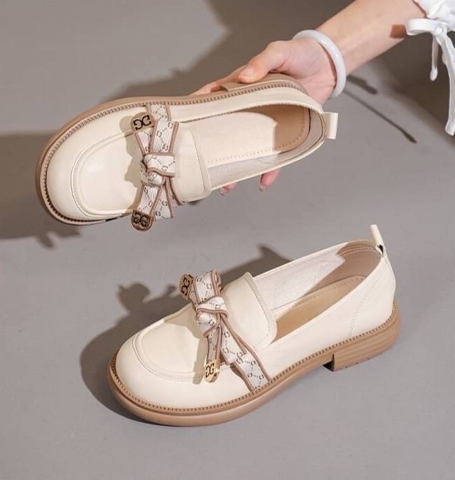 พร้อมส่ง สลิปออนสไตล์เกาหลี ตัวใหม่ล่าสุดมาแล้วจ้าา คาดโบว์น่ารักๆ เย็บขอบอย่างดี ซับหนังนิ่มๆ งานสวย น้ำหนักเบา ใส่สบายเท้ามากกก