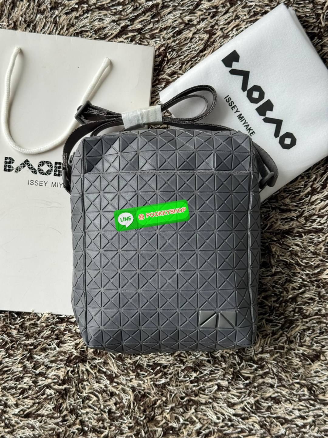 Bao bao issey miyake VOYAGER Shoulder Bag กระเป๋าสะพายข้างใบนี้มีสายสะพายปรับระดับได้ มีซิปเปิดปิดด้านบน และช่องแบบเปิดด้านใน ช่องกระเป๋าด้านนอกปิดด้วยปุ่มแม่เหล็ก มีขนาดที่สะดวกสำหรับเก็บสิ่งของจำเป็นทั้งหมดของคุณ VOYAGER คือเพื่อนร่วมเดินทางที่สมบูรณ์แบ