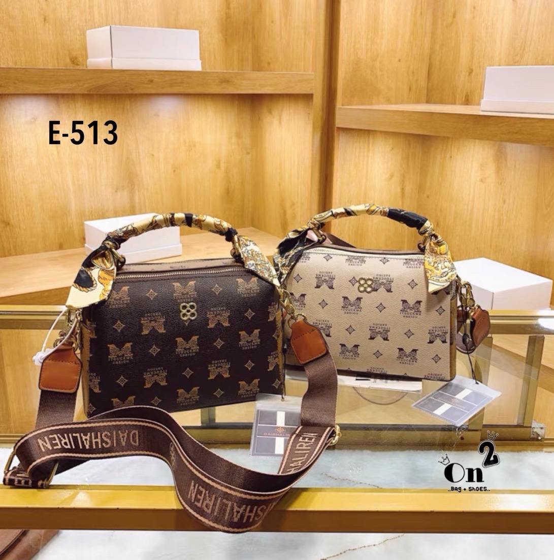 NEW-IN💘ใบนี้คือน่าร้ากก สไตล์แบรนด์😚 งานคุณภาพค่ะ ดีไซน์เกร๋ไม่เบา หูโค้งอยู่ทรงสวยค่า👏🏼เห็นปุ๊บคือชอบปั๊บบ งานดีมากก เป็นทรงหมอน จุได้เยอะ(ใส่มือถือได้) มาพร้อมสายยาว