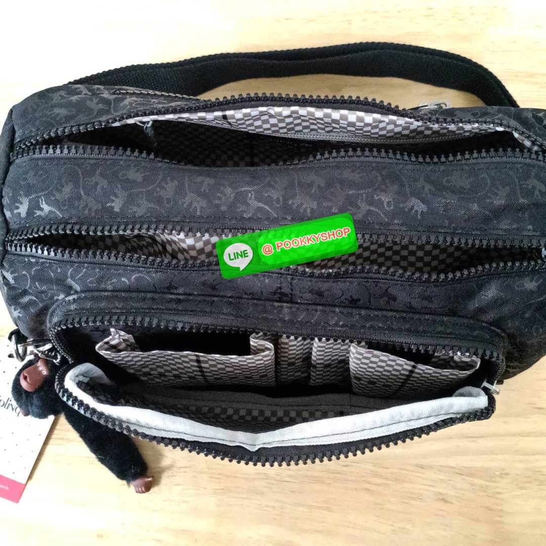 KIPLING RETH CROSSBODY BAG ซับในตาราง วัสดุ Nylon+polyester กระเป๋าสะพายข้างหรือ สะพาย Crossbody ได้ ช่องหน้าเปิด-ปิด ด้วยซิป พร้อมช่องแยกบ่อยด้านข้าง ช่องหลัก 2 ช่อง ด้านในโล่งกว้าง สามารถจุสัมภาระได้เยอะ พร้อมช่องซิปหลัง สายสะพายปรับระดับสั้น-ยาว ได้ fr