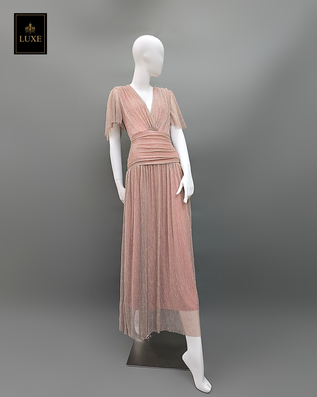 เดรสแฟชั่น แม็กซี่เดรสเสื้อคอวีป้าย แขนระบาย กระโปรงจับเดรปเข้ารูปตรงสะโพก