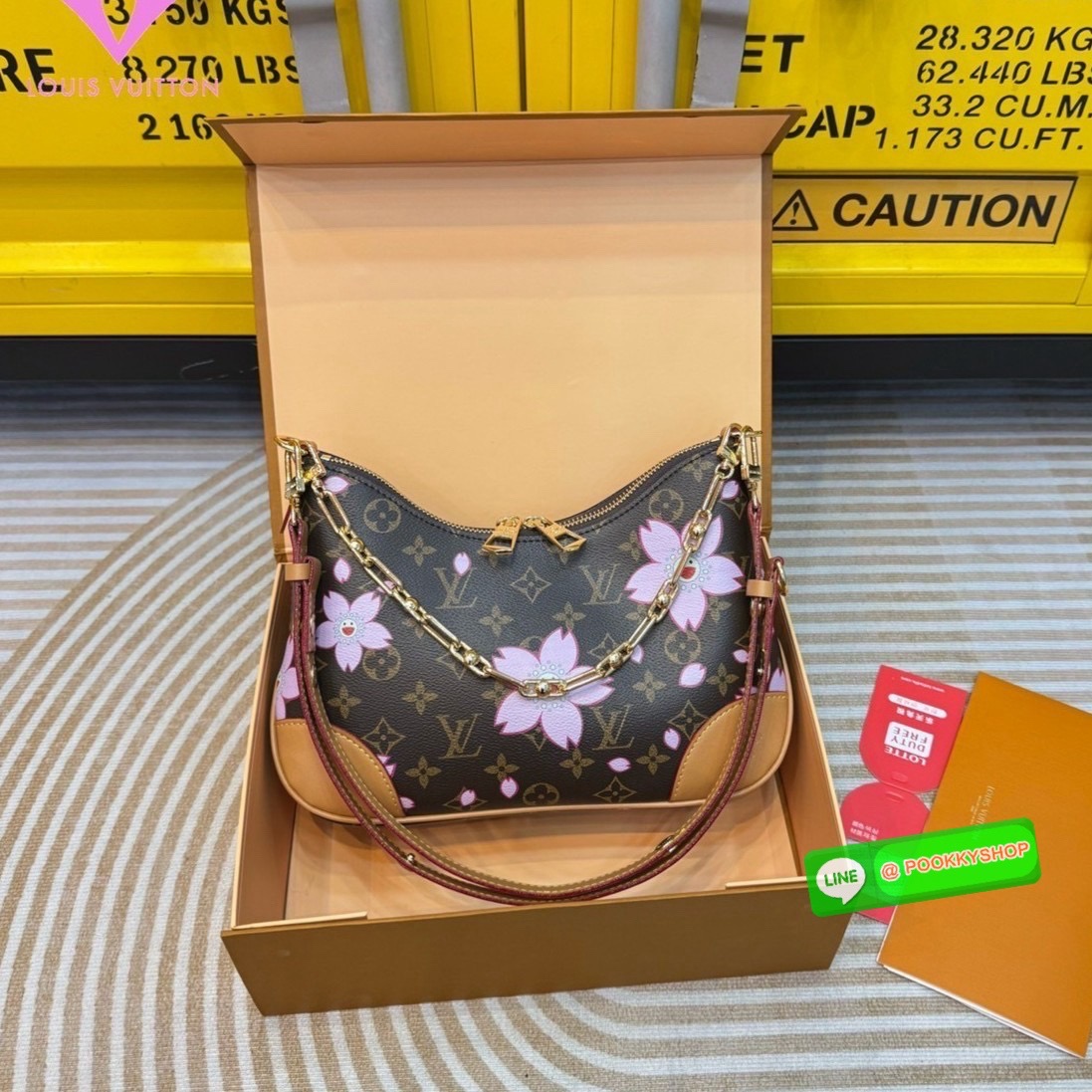 LV x TM Boulogne PM Cherry Blossom bag กระเป๋าสะพาย ดีไซน์คลาสสิครุ่นสุดปัง ปรับลุคให้มีชีวิตชีวาด้วยลายดอกไม้ซากุระเชอรี่บลอสซั่ม คอลใหม่สุดเอ็กซ์คลูซีฟ โมโนแกรมแคนวาสสุดไอคอนิกพิมพ์ลายดอกไม้สีสดใสคลาสสิค ขนาดกำลังดี ใช้งานได้สะดวกคล่องตัว ปากกระเป๋ามีซิ