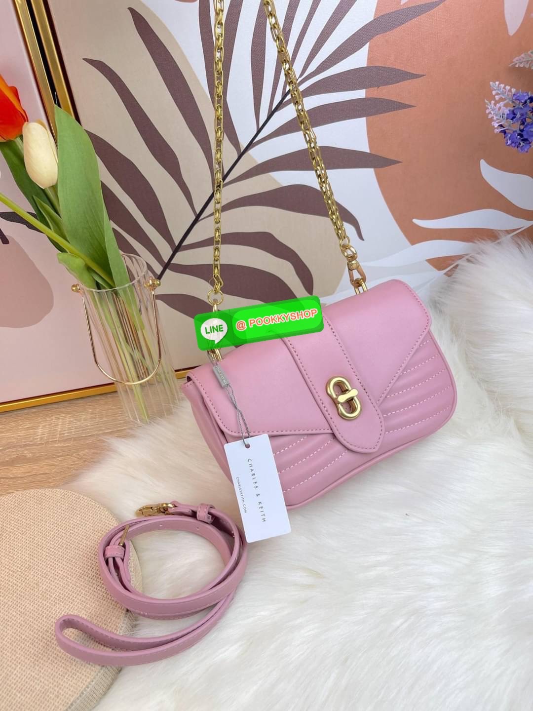 Charles & Keith Aubrielle Chain-Handle Panelled Crossbody Bag กระเป๋าสะพายข้างดีไซน์คลาสสิกขนาดกำลังพอเหมาะ ตัวกระเป๋าทำtextureลายนูนที่ด้านหน้าเพิ่มความโดดเด่น มาพร้อมสายสะพายโซ่สีทองหรูหราแบบคล้องแขน/คล้องไหล่และยังมีสายหนังสะพายยาวแบบปรับและถอดสายได้ ต