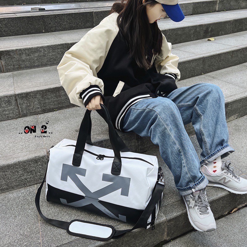 กระเป๋าเดินทาง แบรนด์ off white วัสดุตัวกระเป๋าทำจากผ้าเคลือบกันน้ำ 💯(%) อะหลั่ยสีเงิน สายกระเป๋าทำจากผ้าทอสีตามรูป