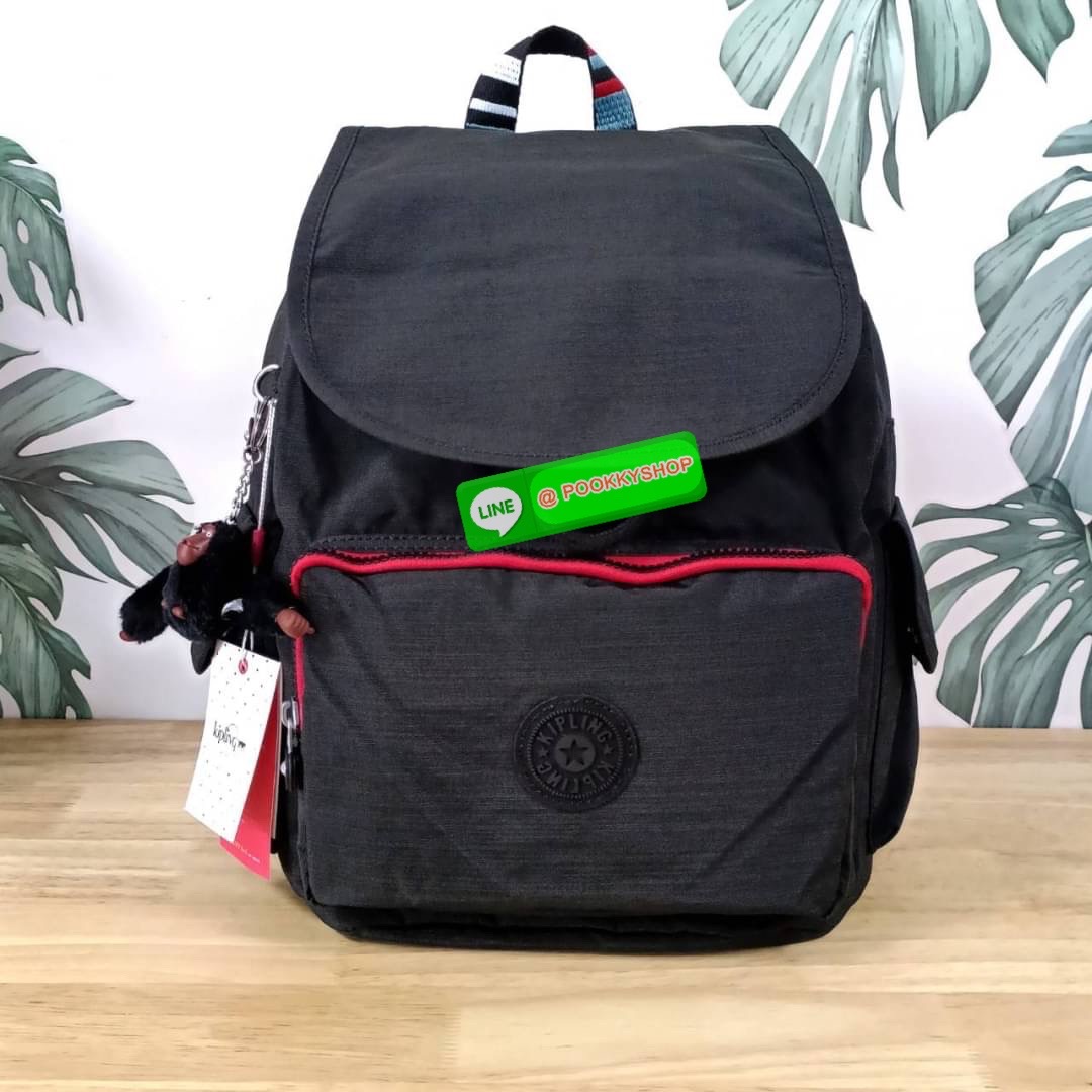 Kipling City Pack Medium Backpack กระเป๋าเป้ Kipling ขนาดกลาง วัสดุ Polyester 100% มีหูหิ้วด้านบน -ด้านหลัง มีซิปหลัง 1ช่องลึก -ด้านข้างมีช่องใส่ของเล็กน้อยทั้ง 2 ด้าน เปิด-ปิด ด้วยกระดุมแม่เหล็ก -ด้านหน้ามีช่องซิปใส่ของแยก 1 ช่อง และ ช่องปรับขนาดด้วยสายล