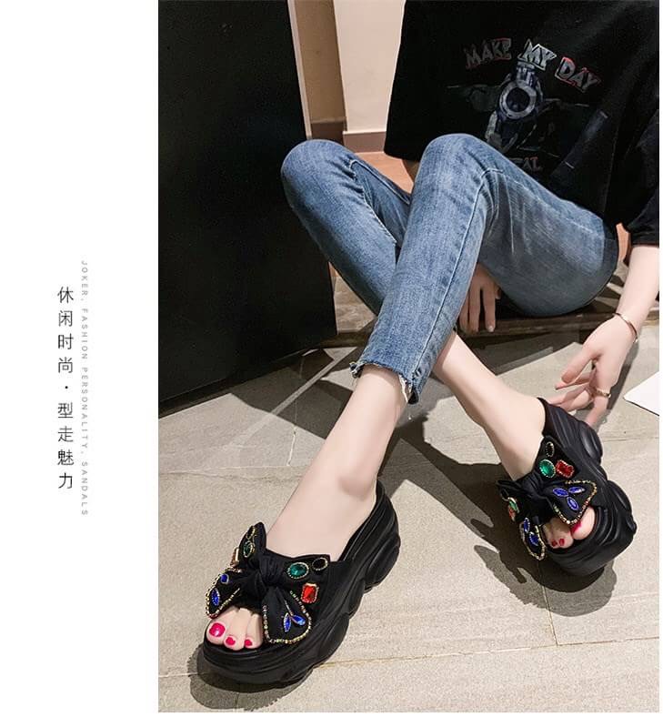 แบบขายดีรีพีท รองเท้าส้นเตารีดแบบบสวม วัสดุพื้นPUน้ำหนักเบาสูง9cm แบบสวมหนังแต่งผ้ายีนส์ติดอะไหล่คริสตัลหลากสีงานสวยเก็บเท้าเรียวแบบน่ารักใส่ได้เรื่อยๆค่า