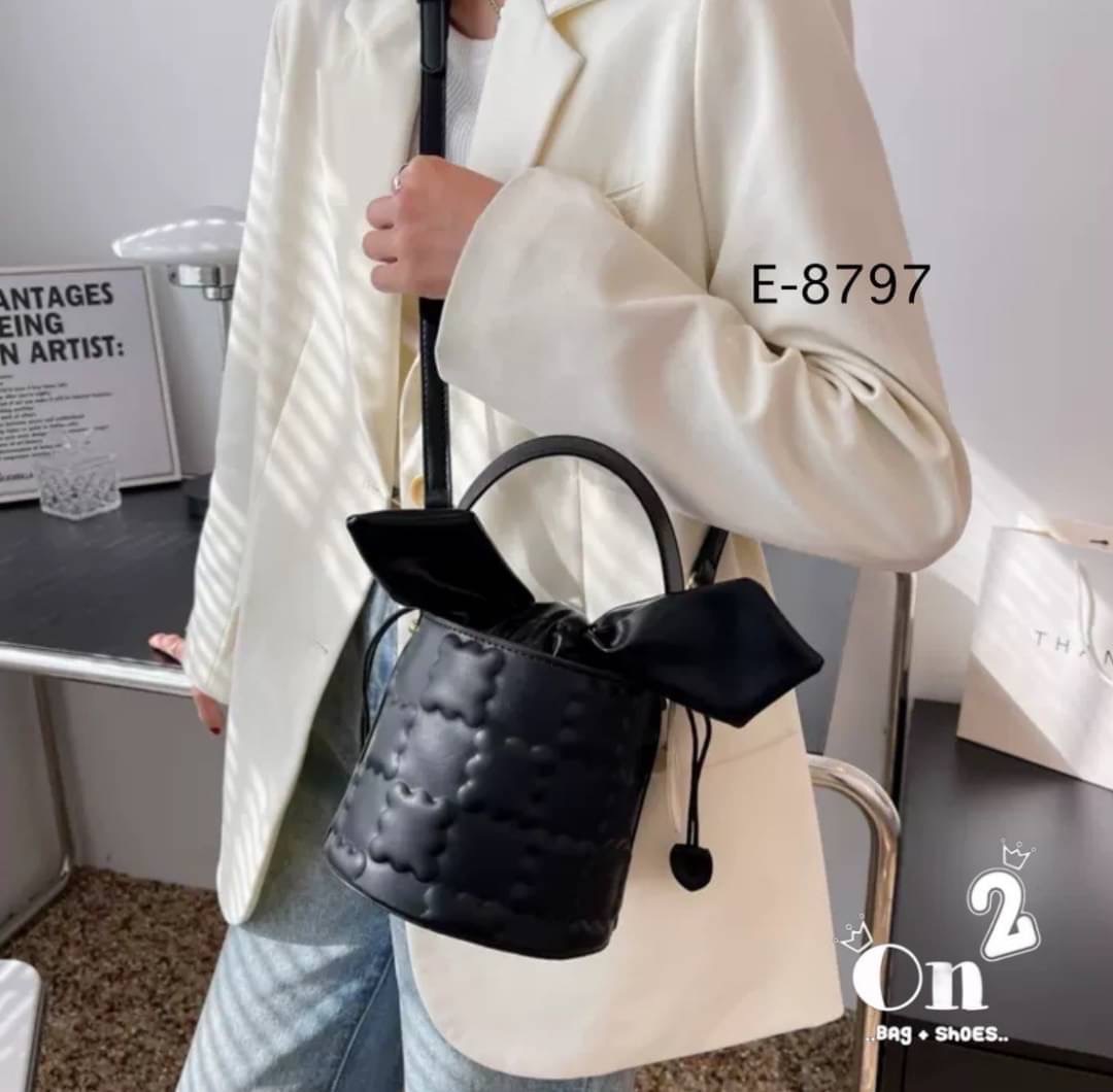 กระเป๋าสะพายแฟชั่นทรงถัง เปิดปิดแบบหูรูด มัดเป็นโบว์น่ารักมากค่ะ มาพร้อมสายสะพายยาว จะถือหรือสะพายก็เริ่ดคร่า