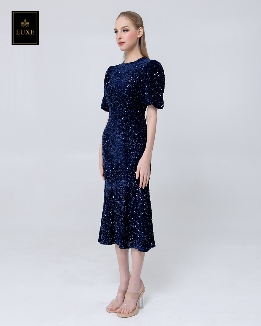 เดรสเสื้อคอกลม แขนสั้นปลายแขนพอง ชายกระโปรงบานเล็กน้อย