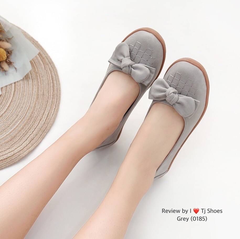 พร้อมส่งรองเท้าเพื่อสุขภาพ ที่ทั่งเกร๋ทั้งน่ารักสุดๆ รองเท้ารุ่นนี้เป็นงานสั่งทำพิเศษ หนังนิ้มนิ่ม พื้นบุนวมนิ่มทำให้ใส่สบายเท้าขึ้น น้ำหนักเบา ใส่นุ่มเดินทั้งวันได้สบายมากๆ ส้นยางเกรดพรีเมี่ยมอย่างดี แมทกับชุดอะไรก็เกร๋ เป็นรุ่นแนะนำ ซื้อไปรับรองไม่ผิดหว