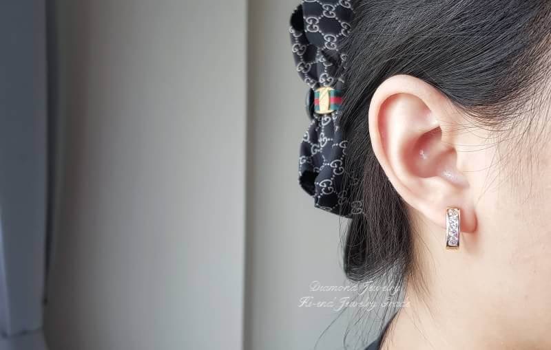New Arrival !!!! ต่างหูเพชร CZ แท้ เพชรเด้งไฟดีมากๆคะ ของจริงสวยมากๆๆๆนะคะ แม่ค้า confirm ค่ะ ดีไซส์หวานๆเก๋ๆ ใส่ออกมาน่ารักม๊วกๆๆๆจ้าา เพชรสวยวิ้งทุกเม็ดไร้ที่ติด ตัวเรือนสีทองชุบ 18KGP ไม่ลอกไม่ดำ ใส่ได้เป็น Everyday ห้ามพลาดน้าสาวๆ **ส่งพร้อมถุงซิปล็อค
