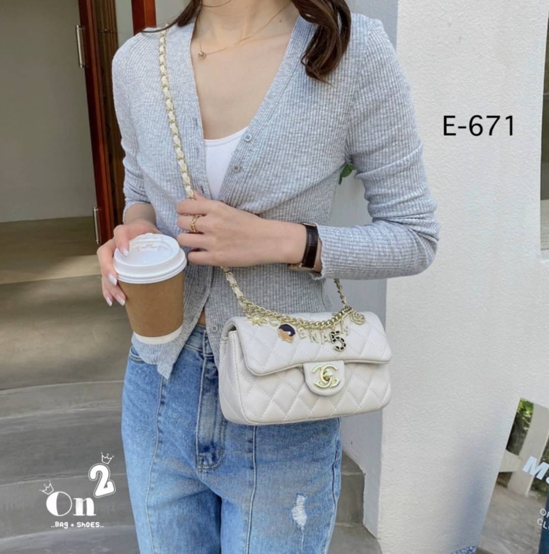 กระเป๋าสะพายชาแนล ทรงคลาสสิคเปิดหน้าอะไหล่สีทอง งานสไตล์แบรนด์ สายสะพายยาวครอสบอดี้ได้ค่ะ พร้อมส่ง 5 สีค่ะ