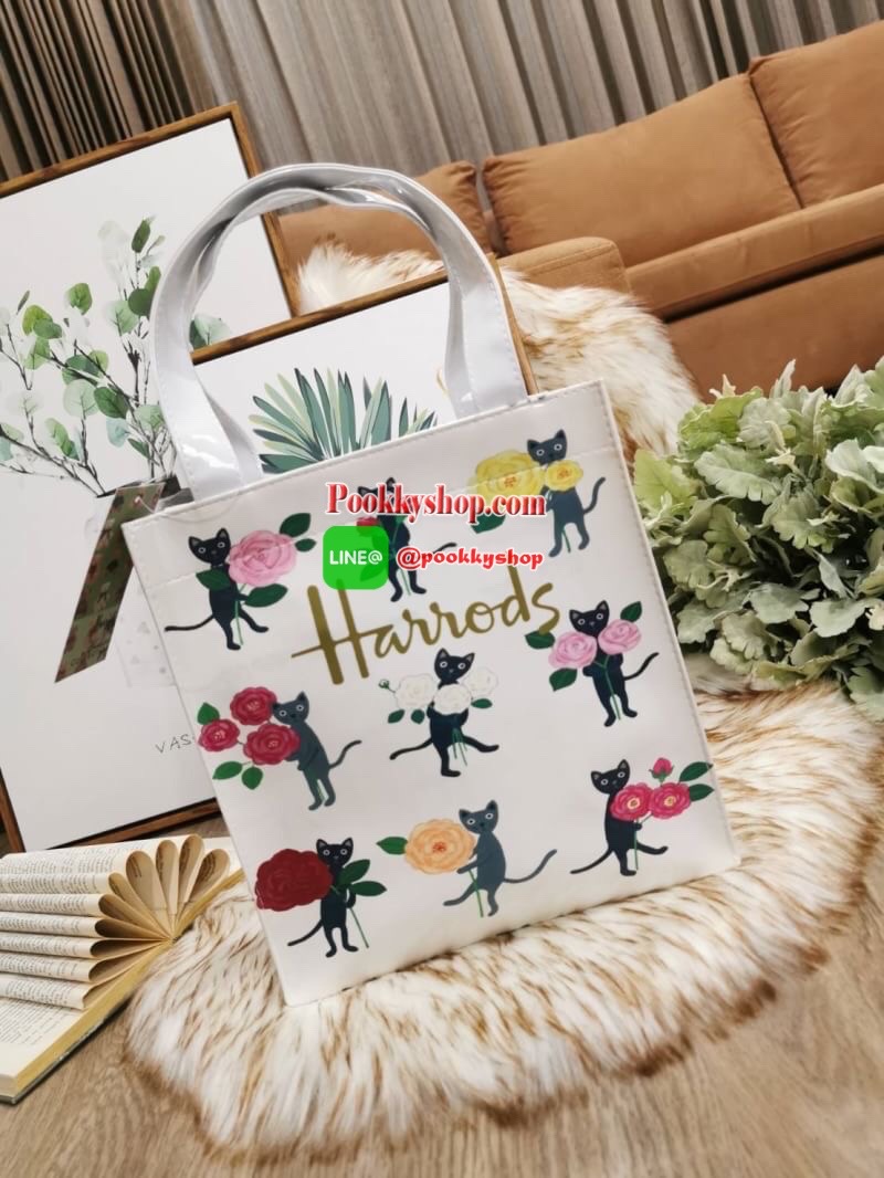 ลายนี้เข้าแล้วนะคะ! พร้อมส่งไอเท็มยอดนิยม! Harrods London Top-handle Shopping Bag กระเป๋า Shopping แบรนด์ดังจากอังกฤษรุ่นยอดนิยมวัสดุ PVC+Polyester 100% ของแท้เนื้อหนาอยู่ทรงกันน้ำ ขนาดกำลังดี น้ำหนักเบา เปิดปิดด้วยซิปสะดวกใช้หัวซิปปั้มโลโก้แบรนด์อะไหล่เง