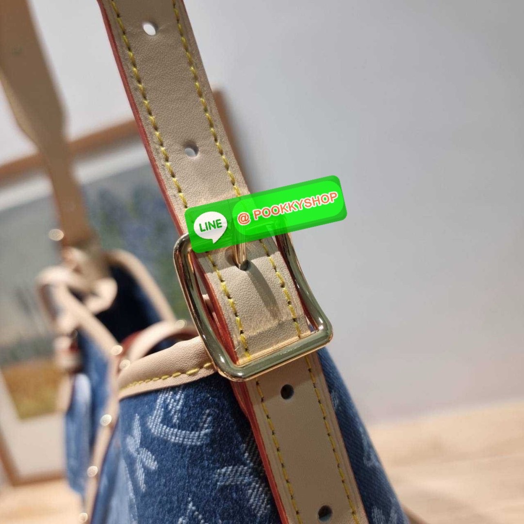 LV CARRYALL DENIM BAG 🔆 Details ใหม่ล่าสุด สไตล์เดนิมสุดชิค รุ่นลิมิเต็ดที่สาวๆตามหา จากเคาน์เตอร์ dutyfree กระเป๋าสะพายไหล่ทรงสวย ดีไซน์เรียบง่ายคลาสสิค หรู ดูผู้ดี รูปทรงใช้งานง่าย มาพร้อมใบลูก ไว้เก็บของจุกจิก ปากกระเป๋ามีสายหนังผูกกันของหล่นได
