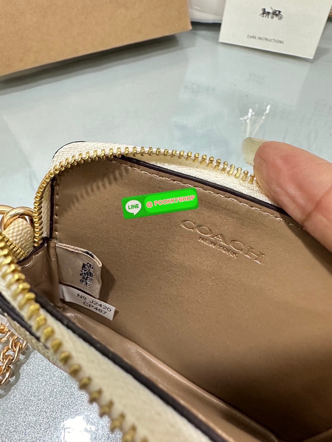 💗Coach C0058 Zip Card Case In Signature Canvas💗 กระเป๋าใบนี้นอกจากช่องใส่บัตรแล้ว ด้านหลังยังมีช่องสำหรับใส่ธนบัตรหรือเหรียญสามารถเปิดปิดได้ด้วยซิป เพิ่มลูกเล่นเป็นสายโซ่คล้องมือ หรือคล้องกับกระเป๋าก็ได้เช่นกัน ขนาดกะทัดรัด พกพาสะดวก การดู