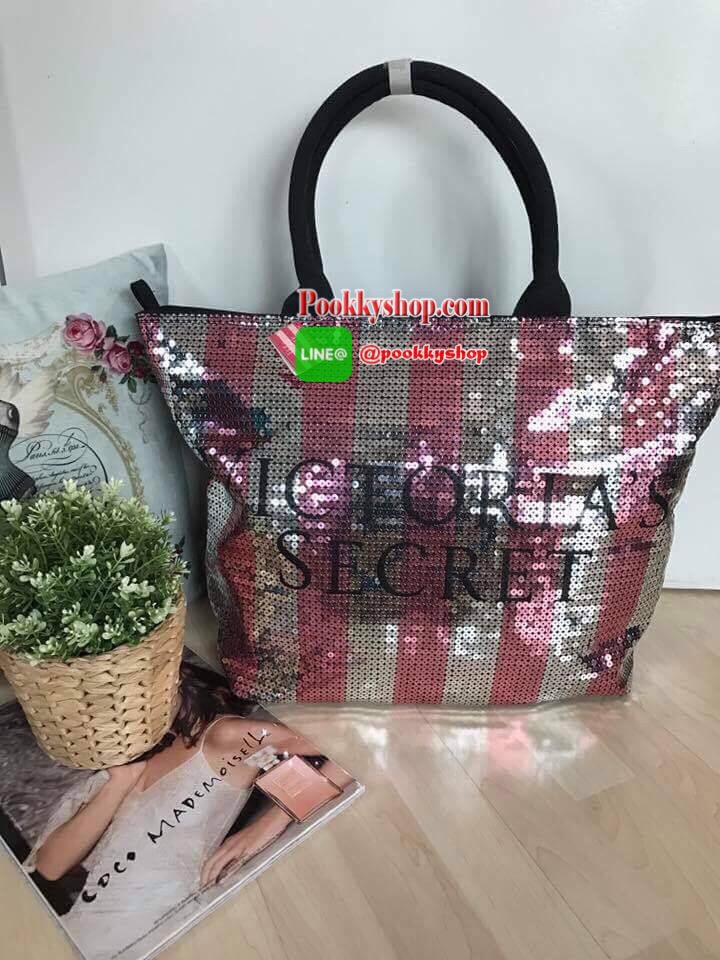 Victoria's Secret Limited Edition 2015 black friday sequin tote รุ่นหายากมาแล้ววค่ะ เป็นกระเป๋าที่ด้านหน้าเป็นเกล็ดลูกปัดวิ้งเรียงสลับสี ตัดกันอย่างสวยงาม เปิดปิดด้วยซิป ภายในกว้าง จุของเยอะ ใส่เสื้อผ้า อุปกรณ์สำหรับไปเล่นฟิตเนส หรือ เอกสาร โน้ตบุค ใ