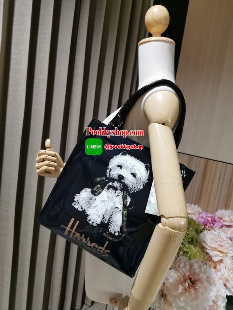 ลายนี้เข้าแล้วนะคะ! พร้อมส่งไอเท็มยอดนิยม! Harrods London Top-handle Shopping Bag กระเป๋า Shopping แบรนด์ดังจากอังกฤษรุ่นยอดนิยมวัสดุ PVC+Polyester 100% ของแท้เนื้อหนาอยู่ทรงกันน้ำ ขนาดกำลังดี น้ำหนักเบา เปิดปิดด้วยซิปสะดวกใช้หัวซิปปั้มโลโก้แบรนด์อะไหล่เง