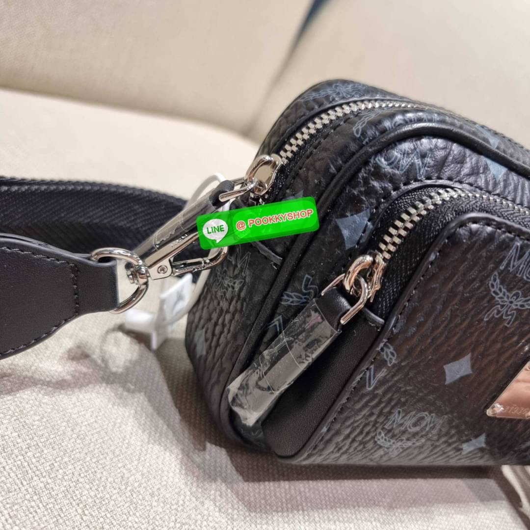MCM X-MINI KLASSIK CROSSBODY BAG IN VISETOS รุ่นยูนิเซ็กส์มาแล้วจ้า!! ไซส์นี้ใช้ได้ทั้งหนุ่มๆสาวๆไปเลย กระเป๋าสะพายข้างทรงครอสบอดี้ ใบเล็กขนาดกะทัดรัด วัสดุหนังแคนวาสคุณภาพดี มีช่องหลัก 2 ช่อง ภายในมีช่องย่อยให้ 1 ช่อง มาพร้อมสายสะพายสปอร์ตที่ดีไซน์หรูไม่