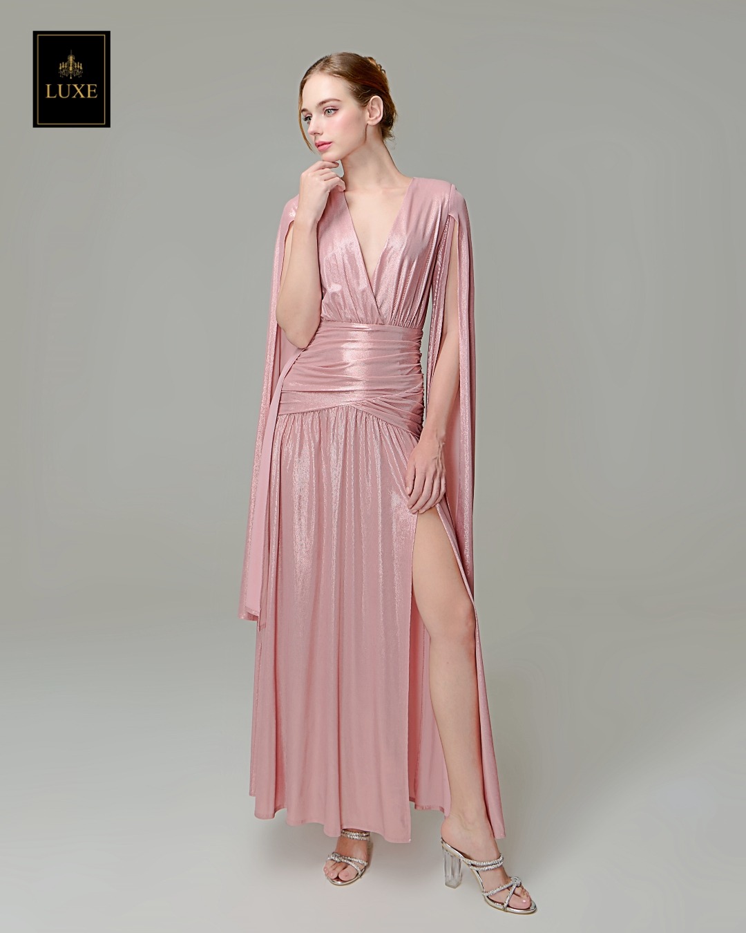 เดรสแฟชั่น แม็กซี่เดรสเสื้อคอวีป้าย แขนยาวเป็นผ้าคลุมในตัว กระโปรงเข้ารูปตรงสะโพก ผ่าหน้าขา ชายกระโปรงบาน