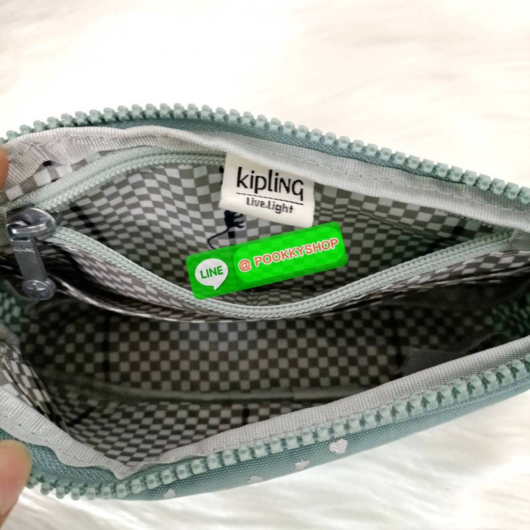 KIPLING 3 Monkey program Seoul up clutch & sling bag กระเป๋าคล้องมือ หรือ สะพายข้าง ขนาดเล็ก วัสดุ Nylon & Polyester 100% ใช้งานได้ 2 รูปแบบ มีสายสลับเปลี่ยนได้ทั้งแบบคล้องมือหรือสะพายข้าง เปิด-ปิดด้วยซิป ช่องหลักโล่ง มีช่องใส่บัตรด้านข้าง 6 ช่อง และช่องด