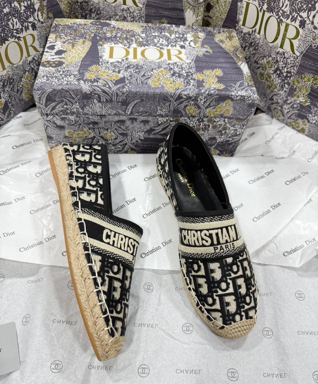 DIOR ESPADRILLES รองเท้าดิออร์ทรง DIOR ESPADRILLES พร้อมส่ง สวยมาก ตัดเย็บขึ้นทรงจากของแท้ พื้นนิ่ม มีกันลื่นค่ะ ใส่สบาย น้ำหนักเบา ไม่บีบเท้า มาพร้อมอุปกรณ์ครบตามรูป