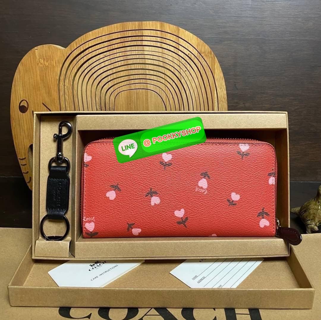 COACH ACCORDION ZIP WALLET IN SIGNATURE CANVAS กระเป๋าสตางค์ใบยาว ซิปรอบ ใช้งานง่าย ด้วยฟังค์ชั้น ด้านใน ใส่บัตรได้จุใจ มีช่องซิปใส่เหรียญตรงกลาง โดนใจหลายๆคนไปเรียบร้อยและคลาสสิค เรียบหรูดูแพงตลอดกาล ยกให้รุ่นนี้เลย