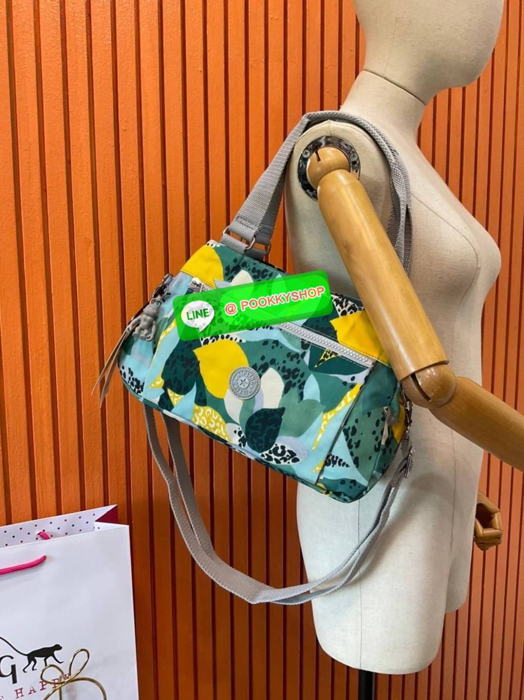 Kipling Damen Orelie Henkeltasche รุ่น K15257 กระเป๋าถือ/สะพาย Crossbody ขนาดกำลังดี หูกระเป๋ายาวสามารถคล้องบ่าได้ วัสดุpolymode100% ผ้ากันน้ำ กระเป๋ามีน้ำหนักเบา มีช่องซิป ด้านหน้า และ ด้านหลัง ภายในแบ่งเป็น 3 ช่องหลักใช้งาน ช่องซิปกลางแยกเป็นสัดส่วน จุข