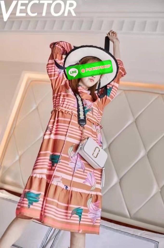 March Jacop Snapshot MJ Cross Body Bag กระเป๋าสะพายข้าง วัสดุหนัง Saffiano ด้านหน้าประดับด้วยโลโก้ J อันเป็นสัญลักษณ์ของแบรนด์ อะไหล่ทองหรูหรา มาพร้อมสายสะพายโลโก้แบบปรับได้ แบ่งเป็น2ช่องซิป ใบนี้คือเรียบหรูแต่ดูดีมาก ไม่ควรพลาดเลยค่า