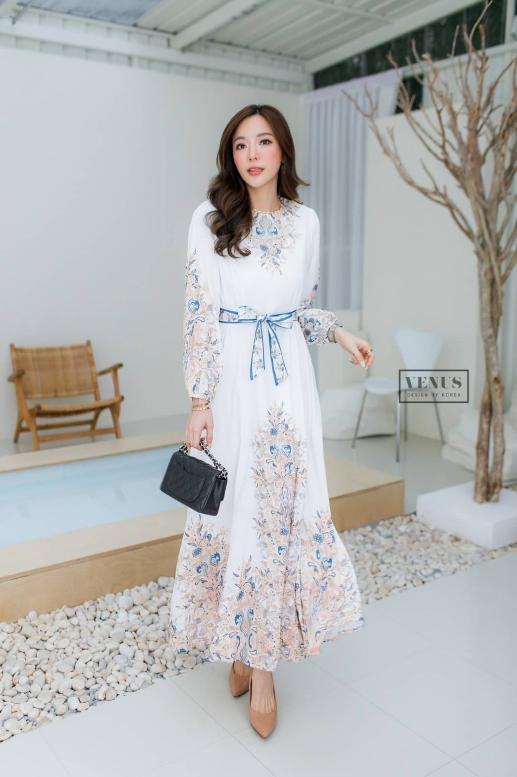 Restock ♥️♥️♥️♥️ I'm Lady By Venus MaxiDress แม๊กซี่เดรสยาวพิมพ์ลายสไตล์โบฮีเมี่ยน งานมาพร้อมกับสายคาดเอวผูกเข้าชุดกันนะคะ แม๊ทกับรองเท้าส้นสูงก็สวยเป๊ะคะ