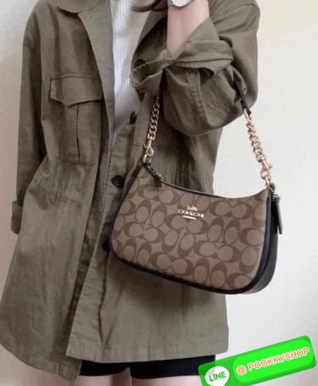 COACH TERI SHOULDER BAG ((CA173//CA209//CA548)) 🔹กระเป๋าทรงพอช ในรูปแบบหนังแท้ หนังนิ่มสวยมากค่ะ 🔹เปิดปิดกระเป๋าแบบซิป ภายในสามารถใส่กระเป๋าเงินใบยาวได้;มือถือได้ทุกรุ่น;พาสปอร์ตได้;มีช่องเล็กใส่ของจุกจิก และช่องเสียบบัตรให้อีก2ช่องนะคะ