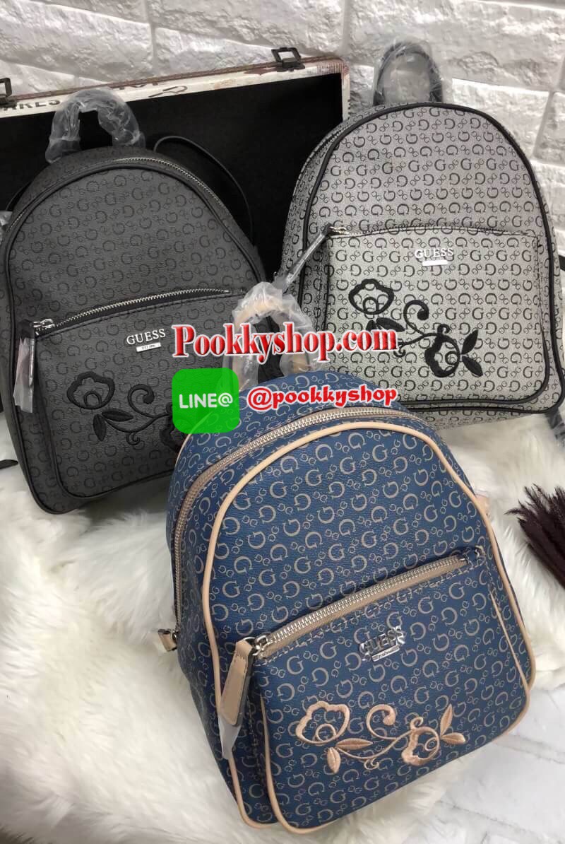 New arrival GUESS WOMEN’S CURRAN BACKPACK ONE SIZE HANDBAG พร้อมส่งค่ะ!!!! กระเป๋าสะพายหลังแบบมีหูหิ้ว Lining+Polyester 100% หนังนิ่ม น้ำหนักเบา รู้สึกได้ตอนสัมผัสนะค่ะ ออกแบบลาย Gทั้งใบ ด้านหน้าติดโลโก้แบรนด์ ปักลายดอกแบบกนกได้สวยงามมากๆค่ะ มีชีองซิปหน้า