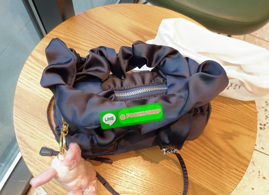 NEW ARRIVAL! น้องใหม่ล่าสุด มีความน่ารักไม่ไหวค่าสาวๆ CARLYN TIA MINI BAG พร้อมส่ง! สุดคิ้วท์ไปกับน้องสไตล์สายเกากันค่า ด้วยดีไซด์ใหม่ วัสดุไนล่อนอย่างดี ปักลายแบรนด์ทั้งใบสวยงาม