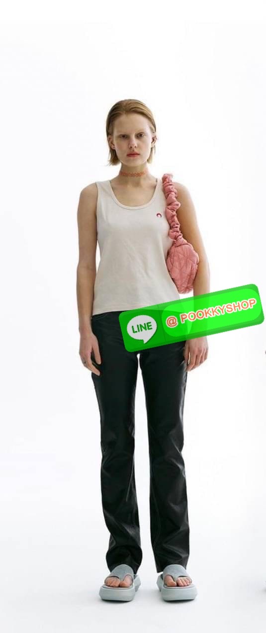 C Cozy Shoulder Bag สายแฟชั่นเกาหลีห้ามพลาด เป็นกระเป๋าที่กำลังได้รับความนิยมอย่างมากในเวลานี้ ถูกออกแบบมาให้มีลักษณะนุ่มนิ่มไม่ต่างจากพัฟเฟิลโค้ตหรือผ้านวม เลือกหยิบมาใช้ แมตช์เข้ากับคอสตูมได้ในแต่ละวัน รูปทรงและงานดีไซน์ที่มีความโดดเด่น และแตกต่างจากกระ